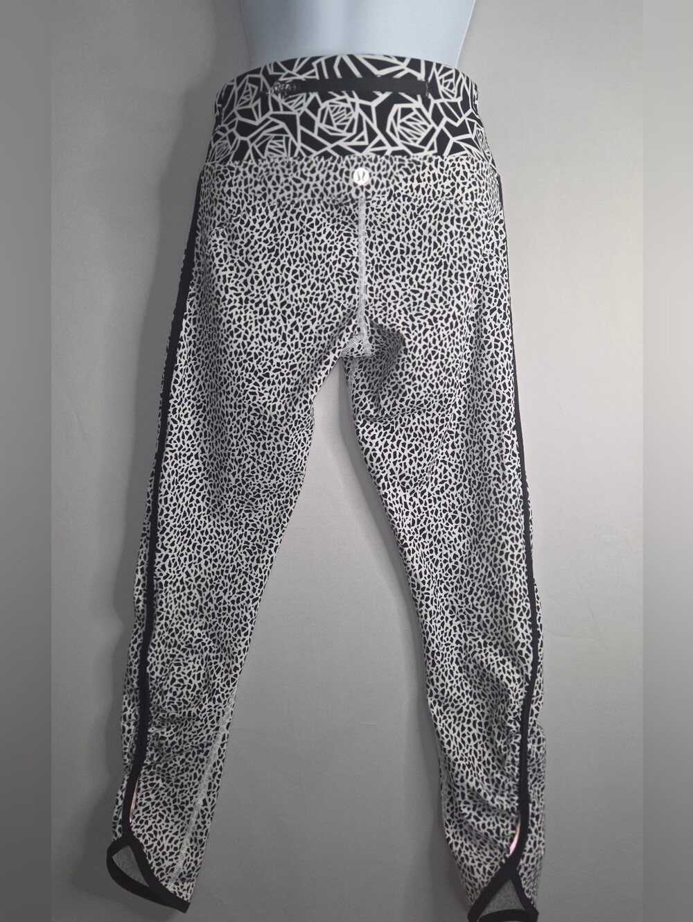 Lululemon Real Quick Crop Leggings Size 4 Posey Black White Geometric 17"